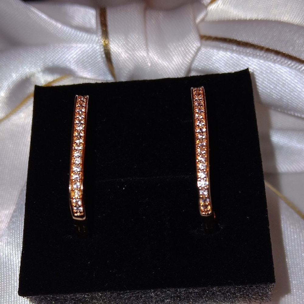 gold tone hoop with circ circonia gift box